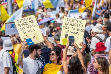 Protest in Gran Canaria against overtourism and rising rental costs.