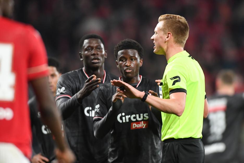 Referee Lothar D'Hondt during the match