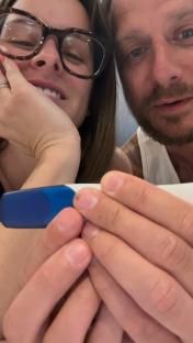 Couple holding a positive pregnancy test.