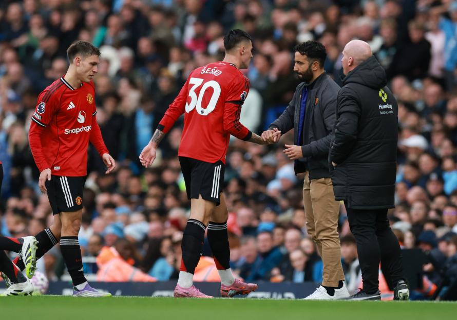 Manchester United's Benjamin Sesko shaking hands with his manager after being substituted.