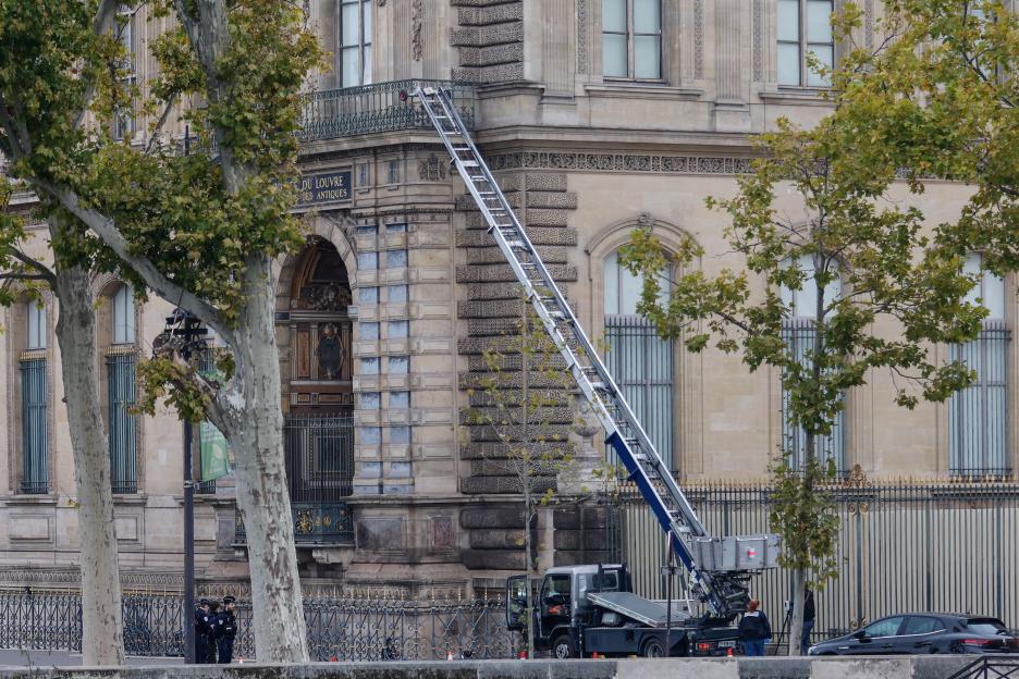 Louvre museum in Paris closed after robbery