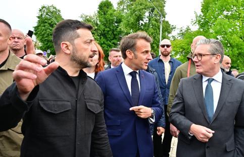 Emmanuel Macron, Keir Starmer, and Volodymyr Zelenskyy walking in Kyiv.