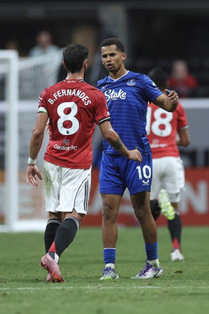 Bruno Fernandes of Manchester United arguing with an Everton player.