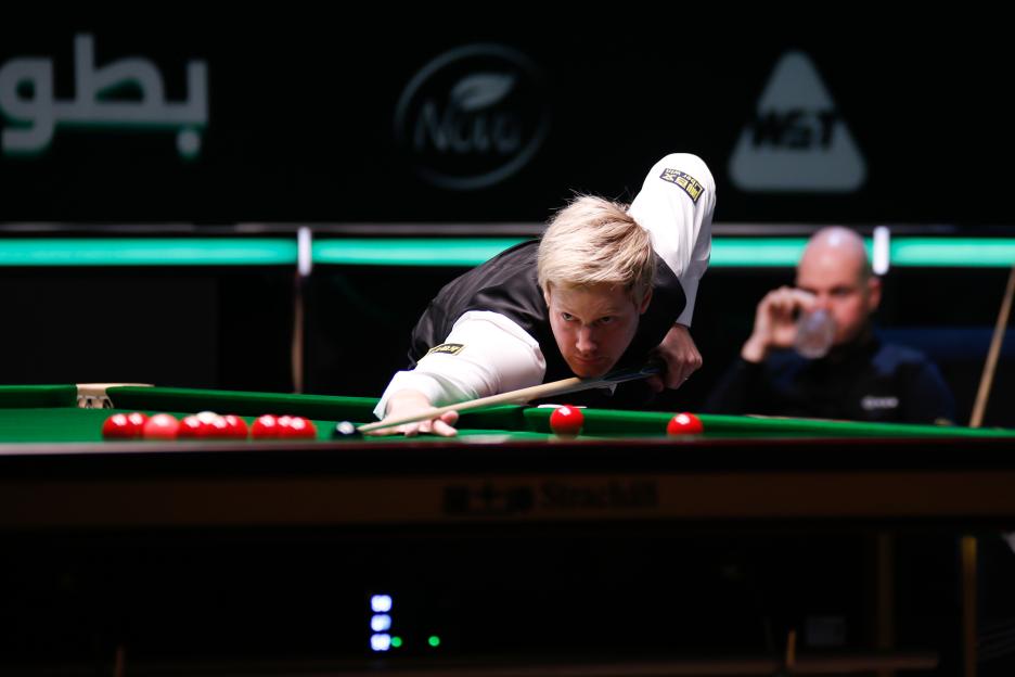 Neil Robertson playing snooker.