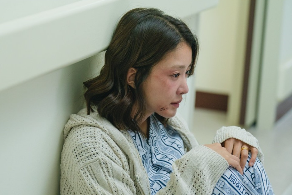 Lee Si Young Sinks Into Despair In “Salon De Holmes”
