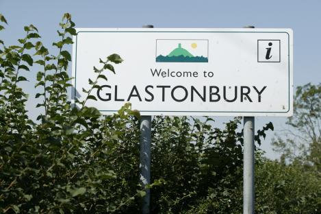 F6BXXF View of the town sign as you enter the Somerset town of Glastonbury , UK.