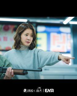 Lee Si Young Channels Sherlock Holmes Vibes As She Cracks Neighborhood Cases In “Salon de Holmes”; 3