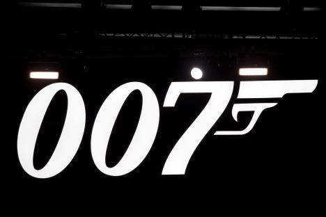 007 logo with pistol silhouette.