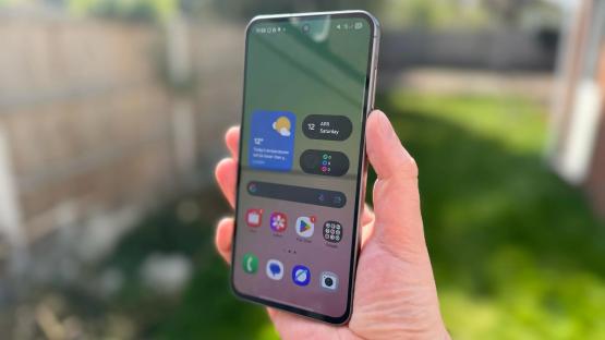 I tried Samsung’s newest budget smartphone that feels 3x the price – and there are free gifts worth £138 too