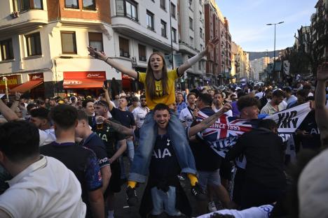 Man Utd & Spurs fans guzzle pints & party on streets of Bilbao in fevered run up to season-saving Europa League final