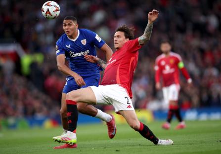 epa12084831 Victor Lindelof (R) of Manchester United in action against Maroan Sannadi of Athletic during the UEFA Europa League semi-finals 2nd leg soccer match between Manchester United and Athletic Club, in Manchester, Britain, 08 May 2025. EPA/ADAM VAUGHAN