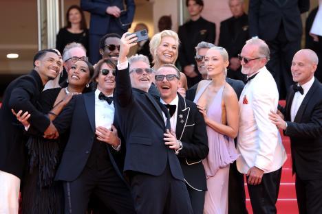 Group photo of actors at the Cannes Film Festival.
