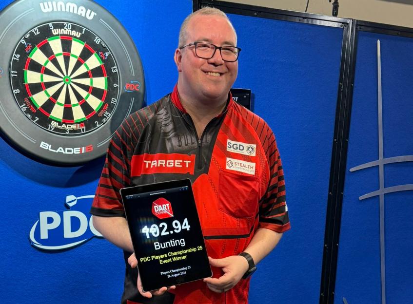 Stephen Bunting holding a tablet displaying his PDC Players Championship 25 win.