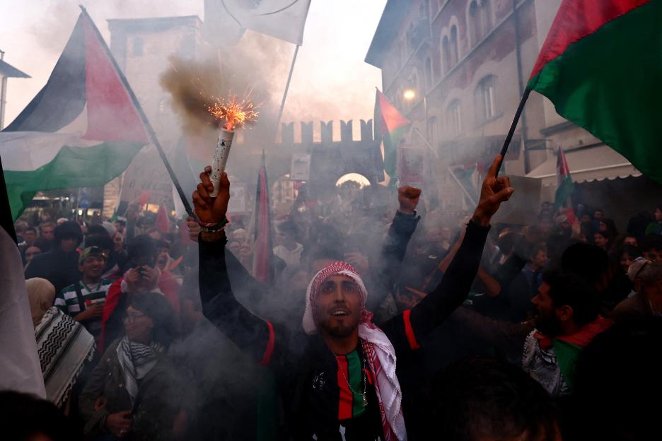Pro-Palestine Protests Erupt in Chaos During Tense World Cup Qualifier: Riot Police Deploy Water Cannons and Snipers Take Position on Rooftops