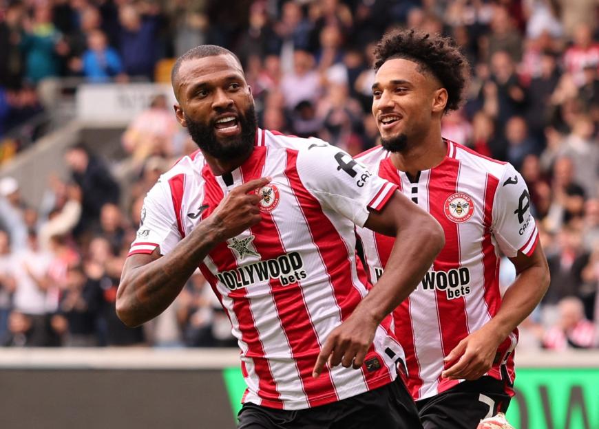 Brentford's Igor Thiago celebrates scoring with Kevin Schade.