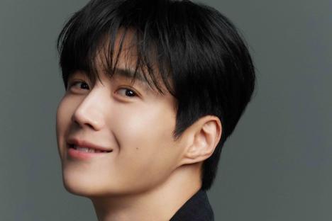 Kim Seon Ho Unveils Dashing New Profile Photos