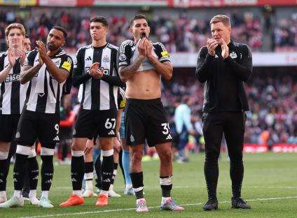 Newcastle United manager Eddie Howe and players applauding after a match.