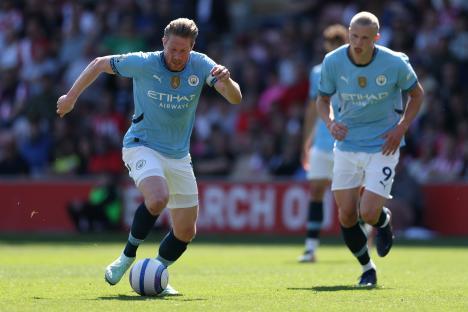 Kevin De Bruyne of Manchester City dribbling the ball during a soccer match.