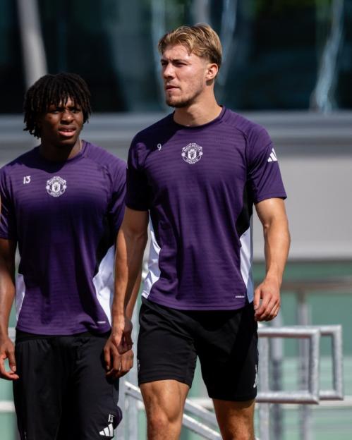 MANCHESTER, ENGLAND - AUGUST 13: (EXCLUSIVE COVERAGE) Patrick Chinazaekpere Dorgu, Rasmus Hojlund of Manchester United in action during a first team training session at Carrington Training Ground on August 13, 2025 in Manchester, England. (Photo by Ash Donelon/Manchester United via Getty Images)