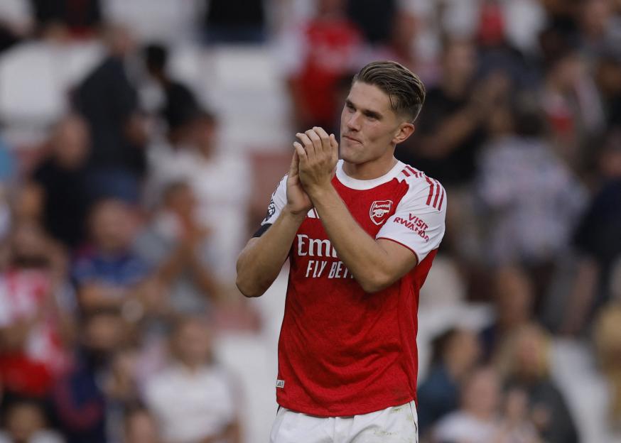 Viktor Gyokeres of Arsenal applauding after a match.