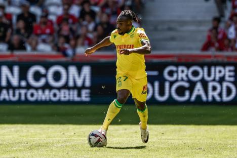 Transfer: French, Saudi clubs scramble for free agent, Simon