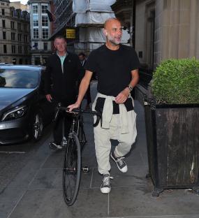 Kevin De Bruyne and his partner leaving a restaurant.