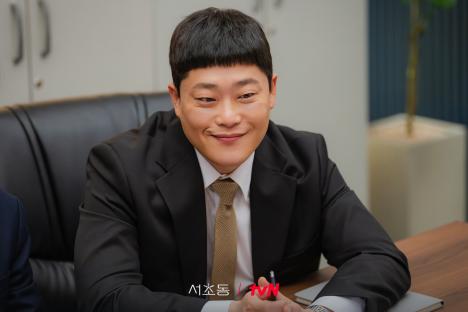 Im Seong Jae Is An Associate Lawyer Who Leads A Double Life As A Food Blogger In New Drama &#8220;Law And The City&#8221; 5