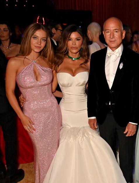Sydney Sweeney, Lauren Sánchez, Jeff Bezos, Sofía Vergara, Jessica Alba and Kelly Sawyer Patricof at the 2025 Vanity Fair Oscar Party.