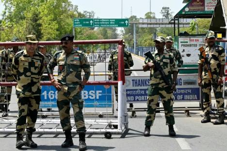 Again, Indian troops exchange fire with Pakistan across Kashmir border