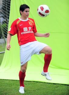 Dario Leonardo Conca juggling a soccer ball.
