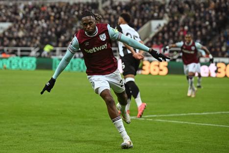 Aaron Wan-Bissaka celebrating a goal.