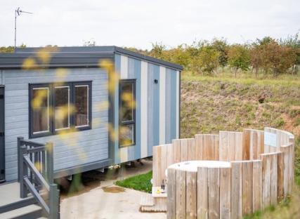 Hot tub and cabin at Mill Rythe Holiday Park.