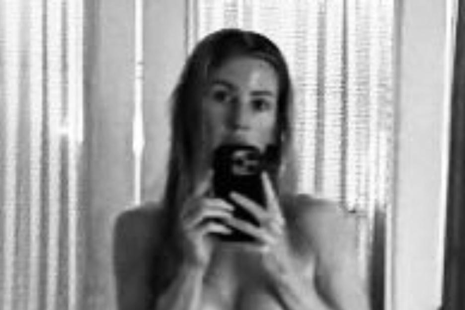 Ellie Goulding strips topless for sizzling mirror selfie