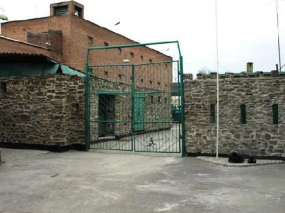 Exterior view of a pre-trial detention facility.