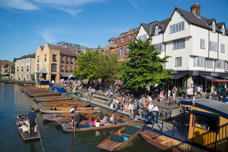 E66AAP Punts on the Cam river at Quayside, Bridge Street, Cambridge, England, UK