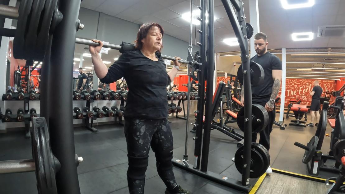 Woman weightlifting in a gym.