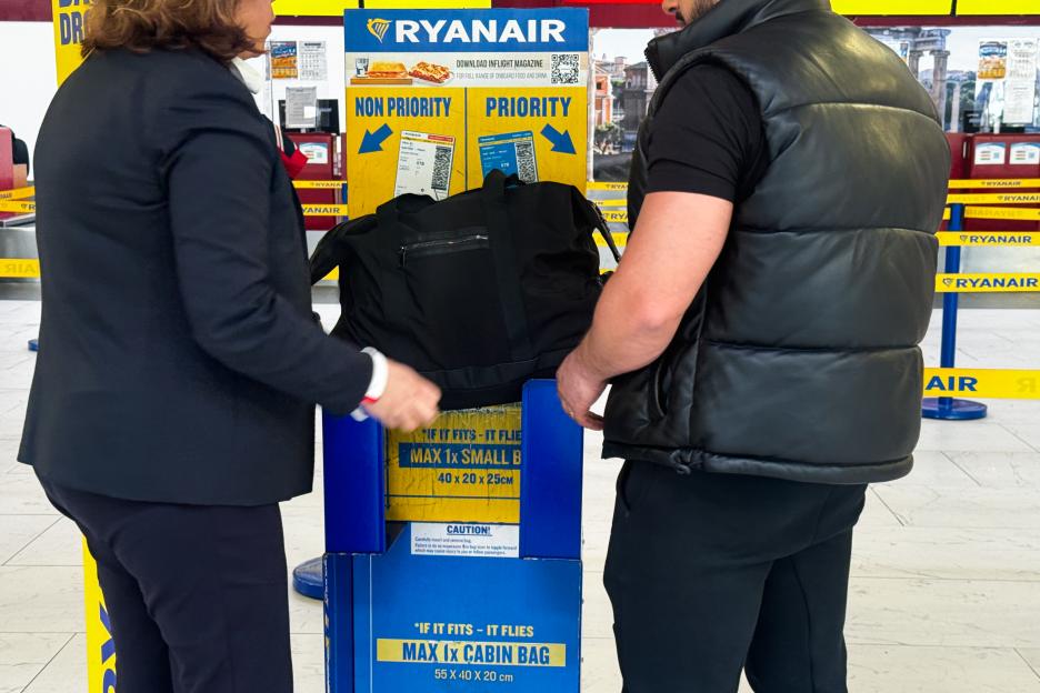 Passenger checking bag size at Ryanair bag sizer.