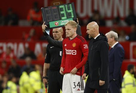 MANCHESTER, ENGLAND - SEPTEMBER 26: Donny van de Beek of Manchester United is brought on by Erik ten Hag, Manager of Manchester United during the Carabao Cup Third Round match between Manchester United and Crystal Palace at Old Trafford on September 26, 2023 in Manchester, United Kingdom. (Photo by Richard Sellers/Sportsphoto/Allstar via Getty Images)
