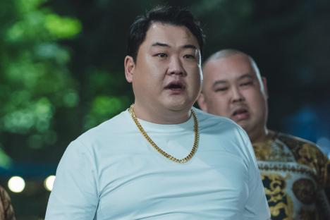 Kim Joon Hyun Stirs Chaos As A Neighborhood Thug In “Salon De Holmes” Special Cameo