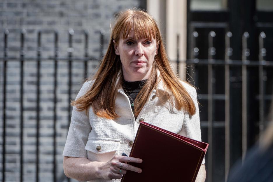 Rayner can’t reveal truth about ‘tax dodge’ due to court order, No10 claims – as PM calls her ‘incredible’ cover image