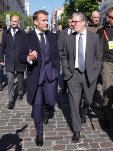 Emmanuel Macron and Keir Starmer walking together in Kyiv.