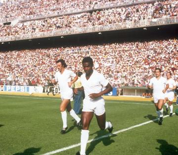 Laurie Cunningham running onto the field for Real Madrid.