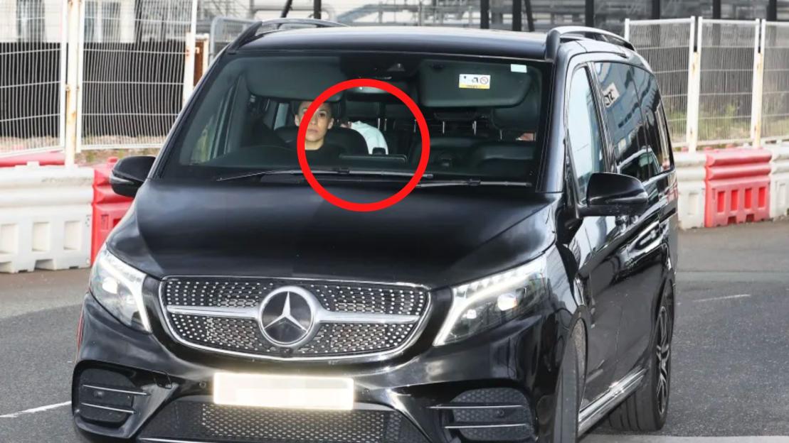 Sesko arriving at Manchester United.