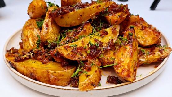 If You Love Good Food, This Crispy Onion & Garlic Potato Dish Is Calling
