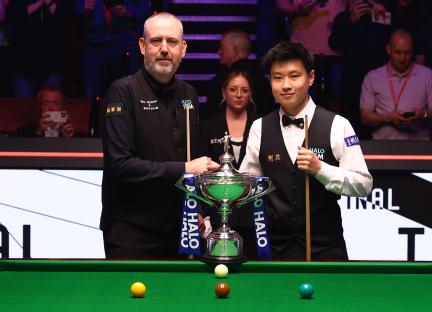 Mark Williams and Xintong Zhao with snooker trophy.