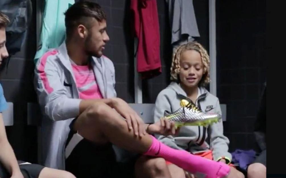Neymar and Xavi Simons in a locker room.