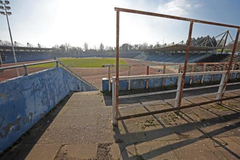 Photograph of the dilapidated Crystal Palace National Sports Centre stadium.