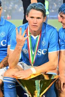 Scott McTominay of SSC Napoli celebrates a victory, holding up four fingers.
