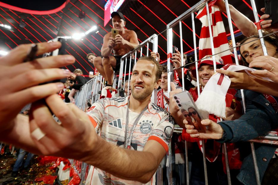 Harry Kane of Bayern Munich celebrating with the Meisterschale trophy.