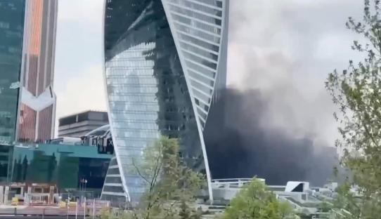 ‘Car explodes’ at Moscow shopping centre as three blasts heard & black smoke seen billowing in city centre